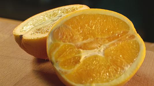 鲜橙色半木本底薄膜美味视频的预览图