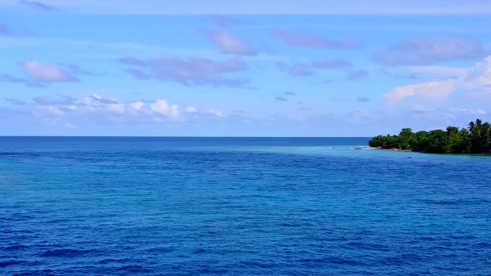 白沙背景蓝海热带海滩空中无人机性质视频的预览图