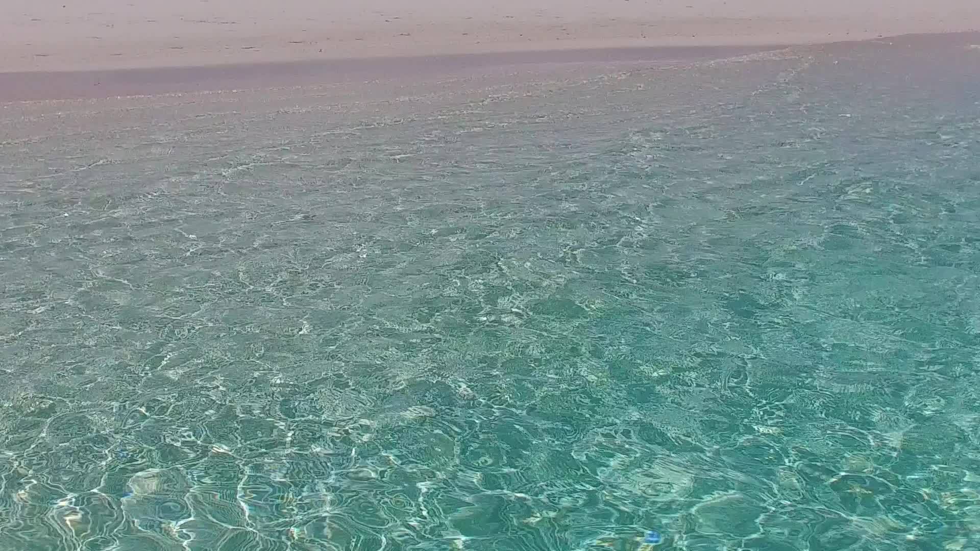 蓝色海洋和白色海滩背景下的异国海湾海滩度假胜地视频的预览图