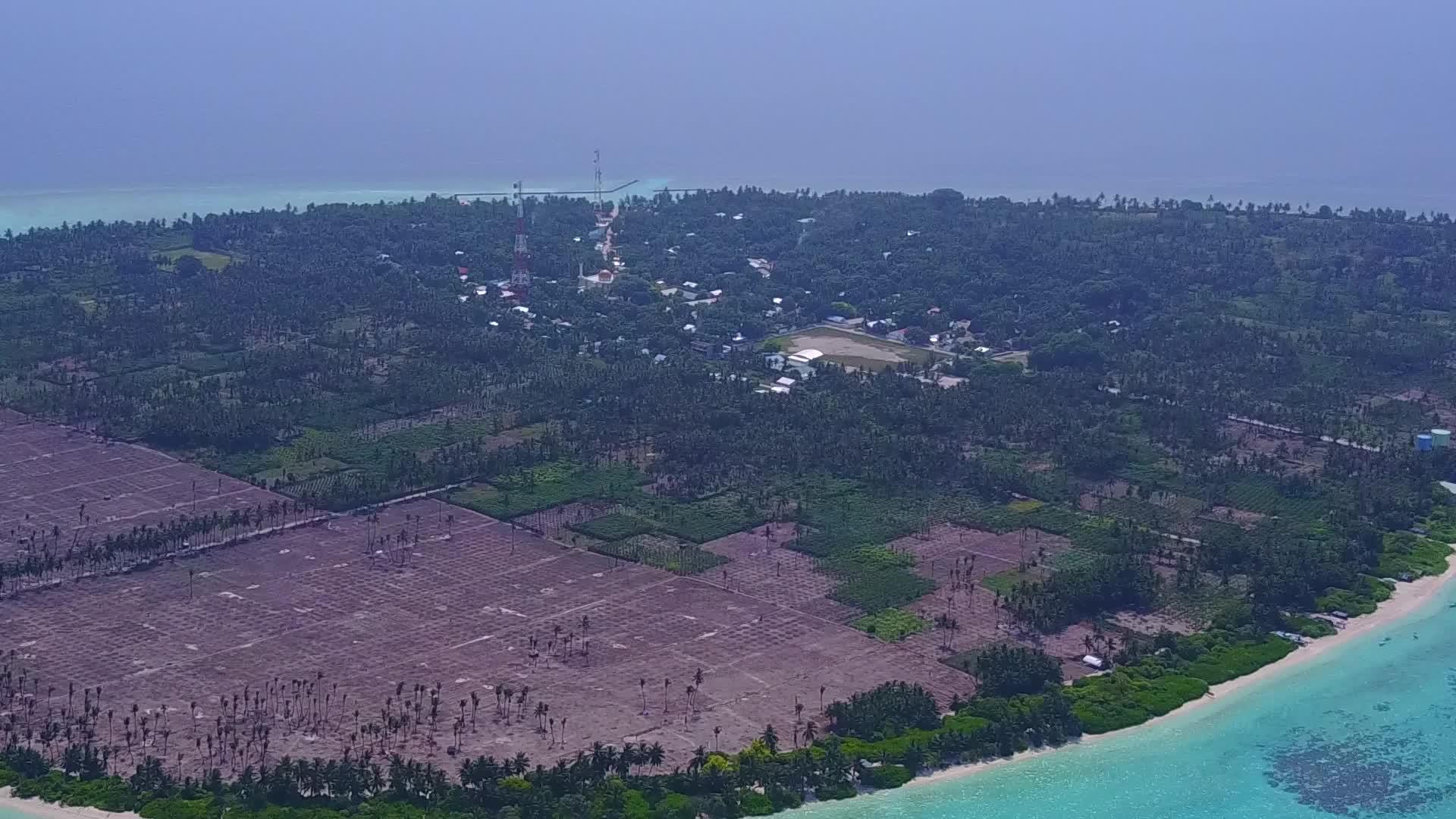 蓝绿环礁白色沙底蓝色背景海洋旅游海滩野生生物空中无人驾驶视频的预览图