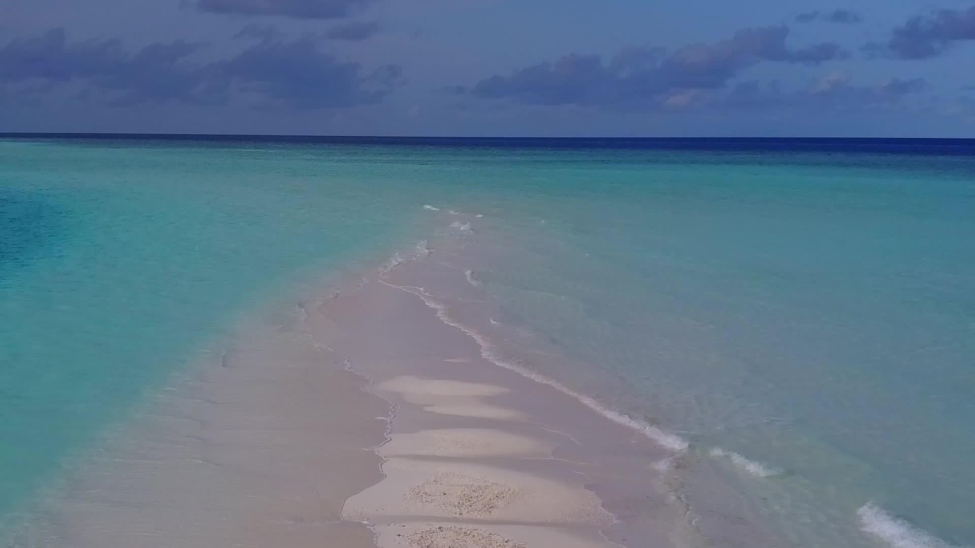 在浅水白沙的背景下美丽的海岸线海滩度假视频的预览图