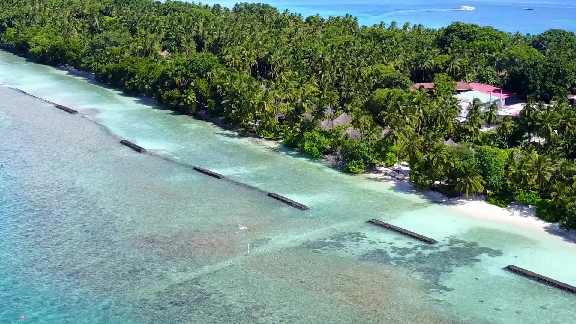 在蓝绿色海洋和白色海滩的背景下空中无人机在热带海岸海滩度假视频的预览图