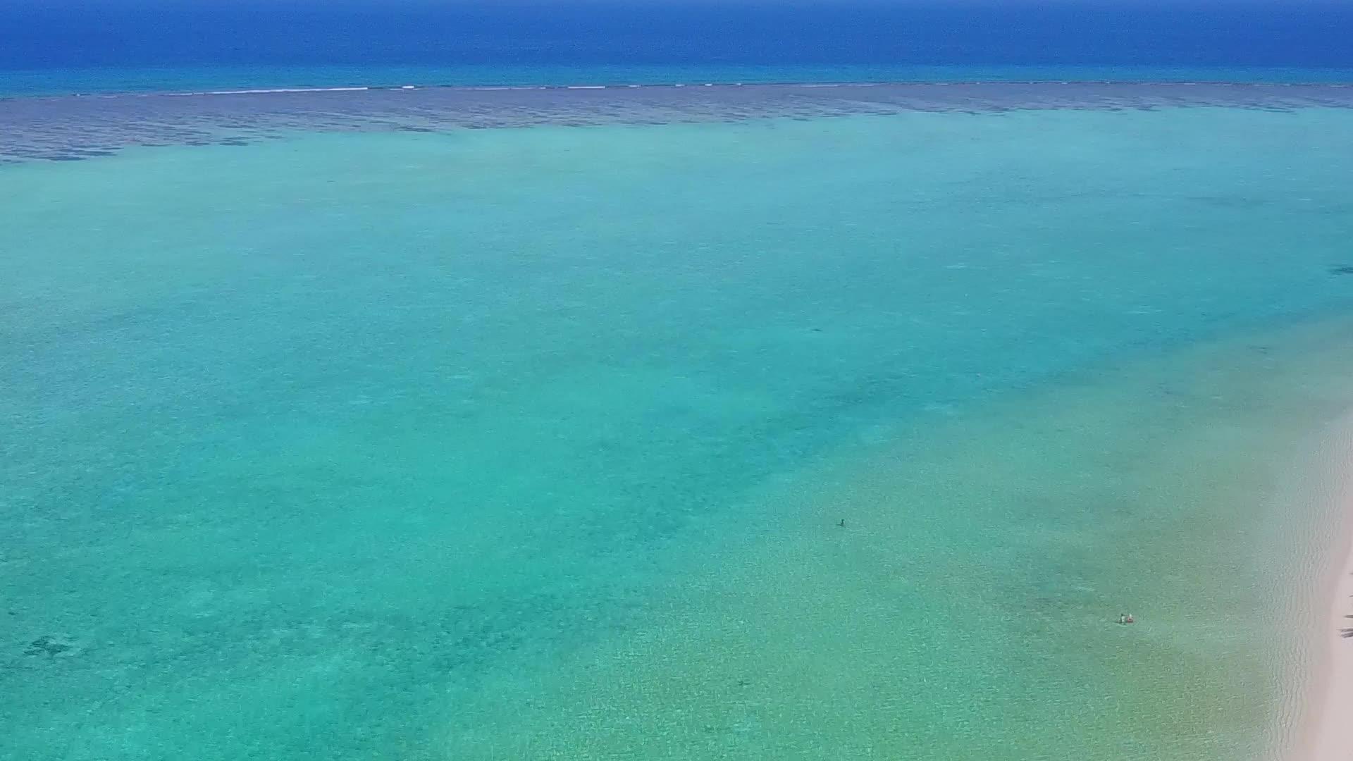 蓝水和白色沙滩背景海湾海滩之旅的空中场景视频的预览图