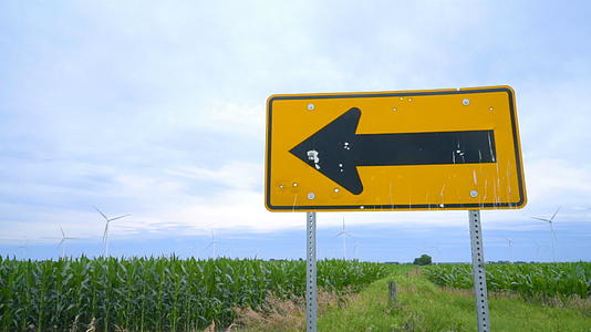 道路标志指向机翼涡轮农场视频的预览图