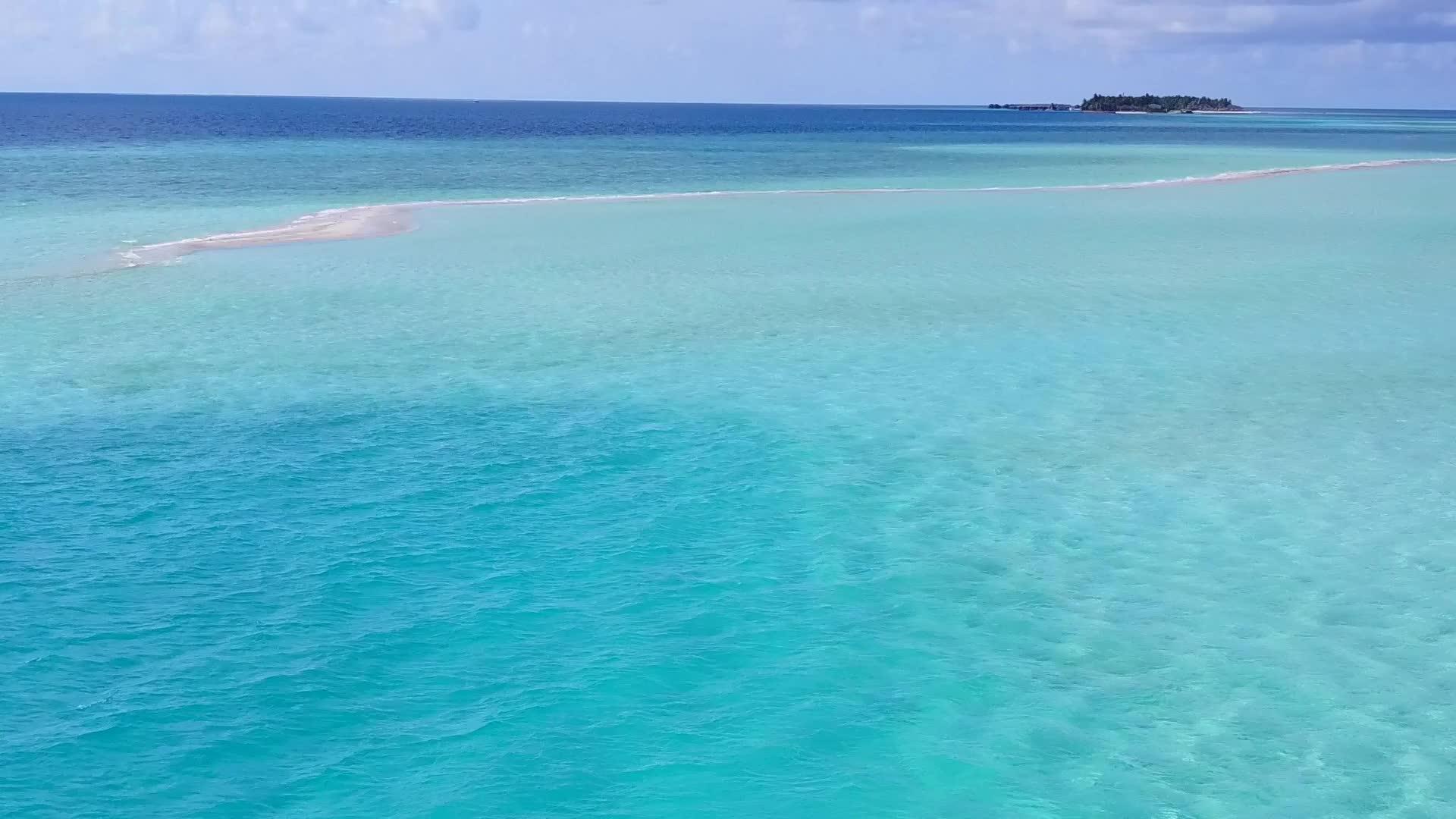 白沙背景清水下异国度假海滩度假空中无人机景观视频的预览图
