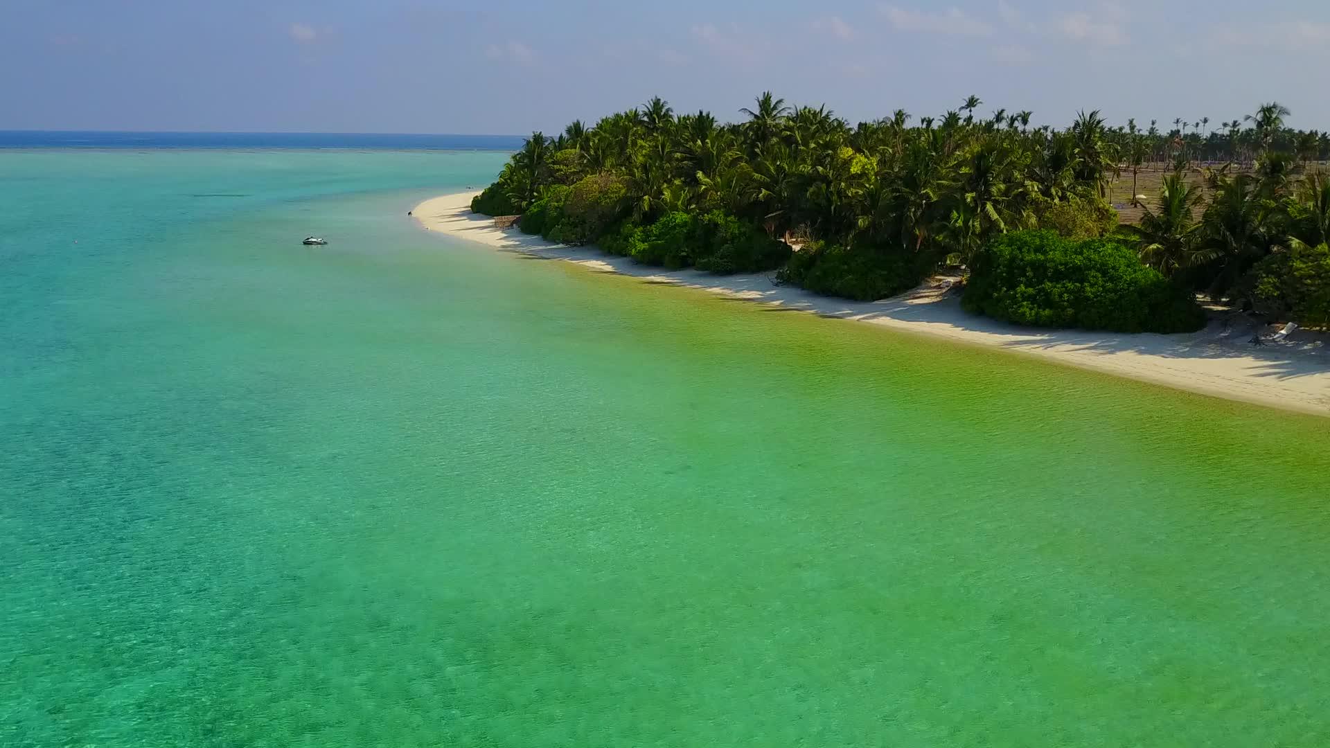 白沙底蓝海的空中海景视频的预览图