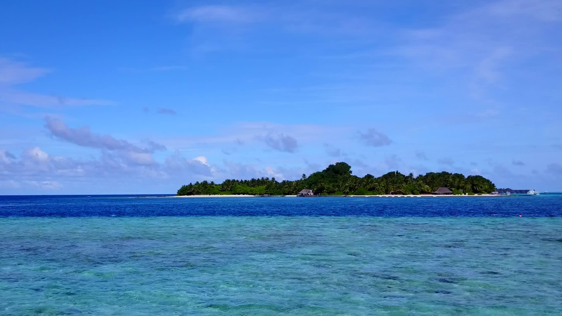 放松环礁湖海滩旅游以蓝环礁和白沙为背景视频的预览图