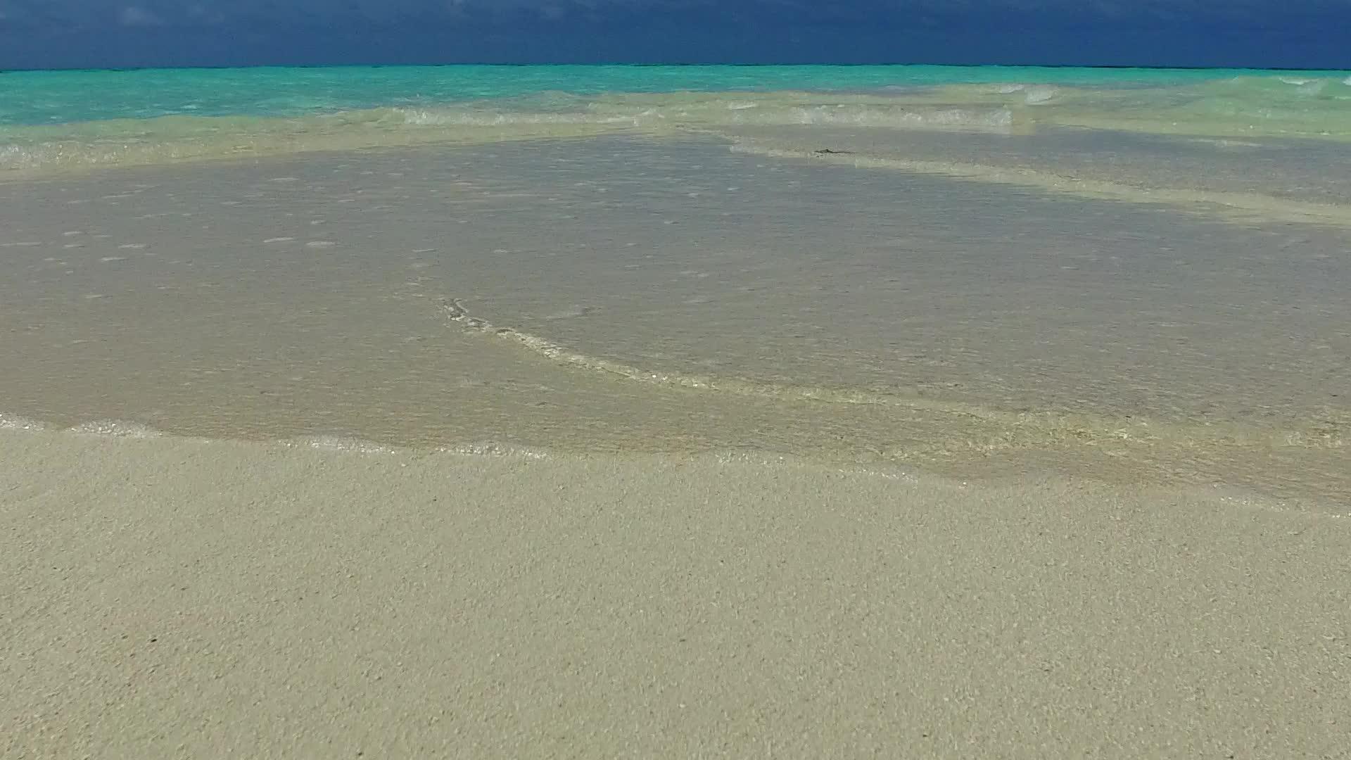 蓝海白沙背景下宁静的泻湖海滩视频的预览图