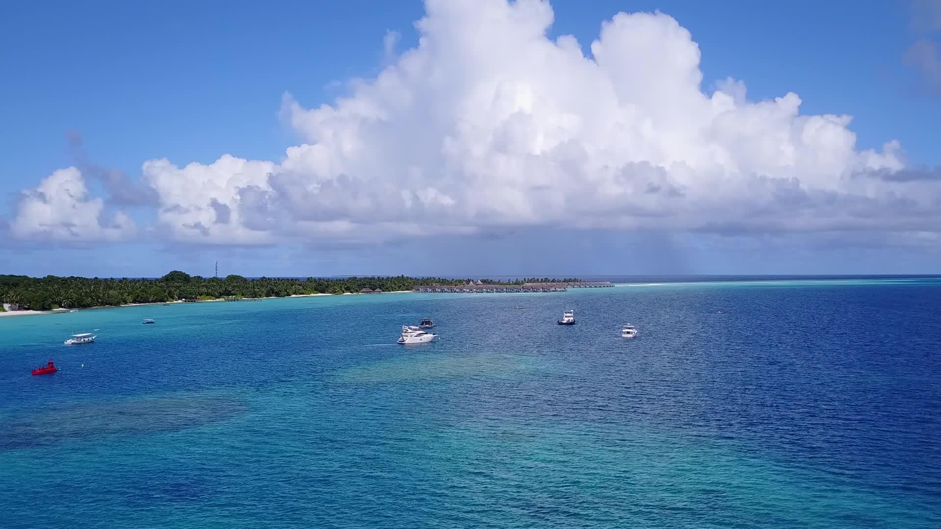 热带热带旅游海滩以蓝海和浅沙为例视频的预览图