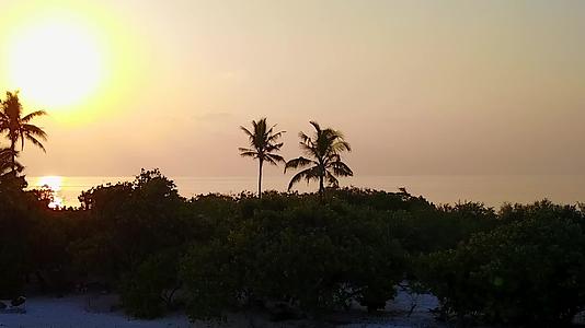 蓝水和白沙背景的日落视频的预览图
