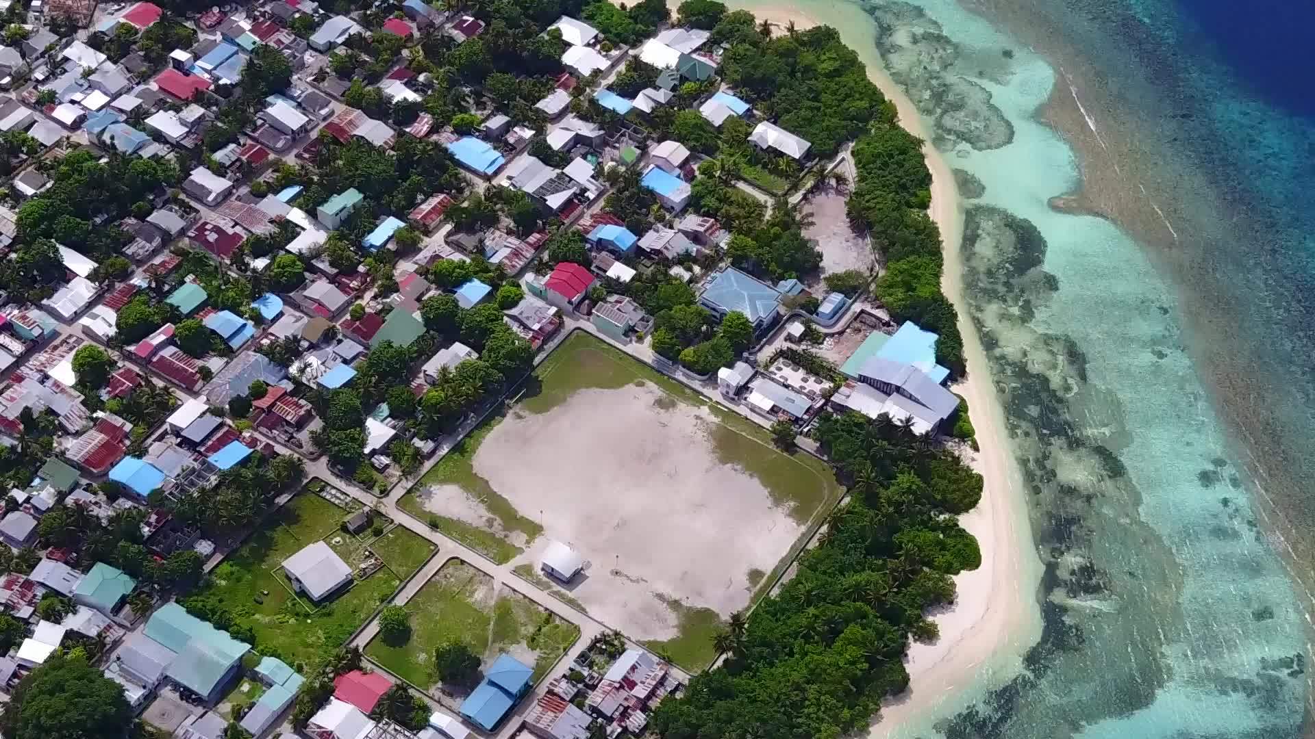 在浅海和白沙的背景下热带海岸海滩度假的空中海景视频的预览图