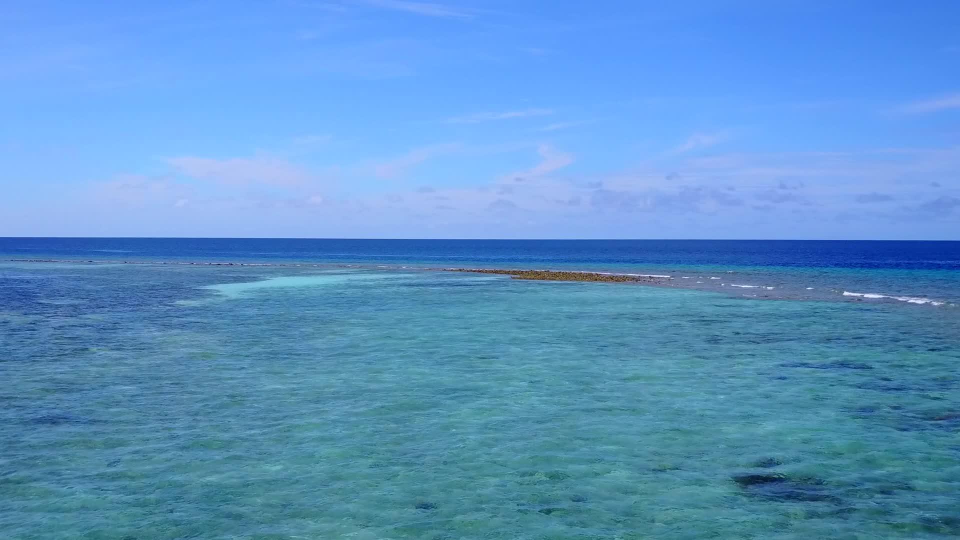 热带海湾的蓝色海水和白色海滩视频的预览图