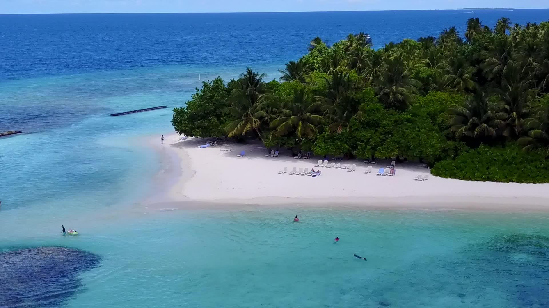 蓝绿环礁海滩航行蓝绿环礁有白沙背景在空中航行视频的预览图