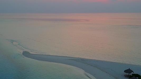 完美的环礁湖海滩之旅白沙背景的绿色海洋视频的预览图