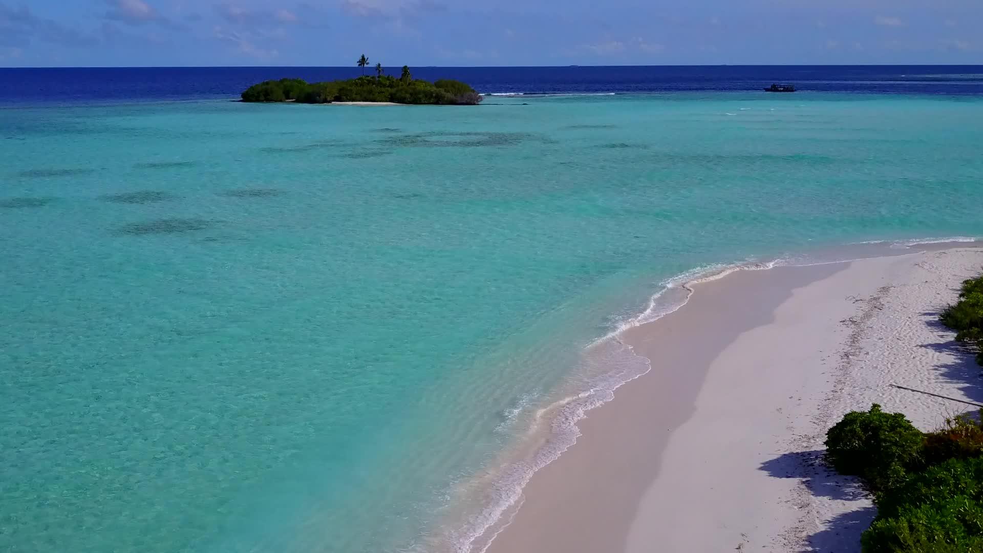 浅海和干净的沙背景打破了海岸海滩的无人机景观视频的预览图