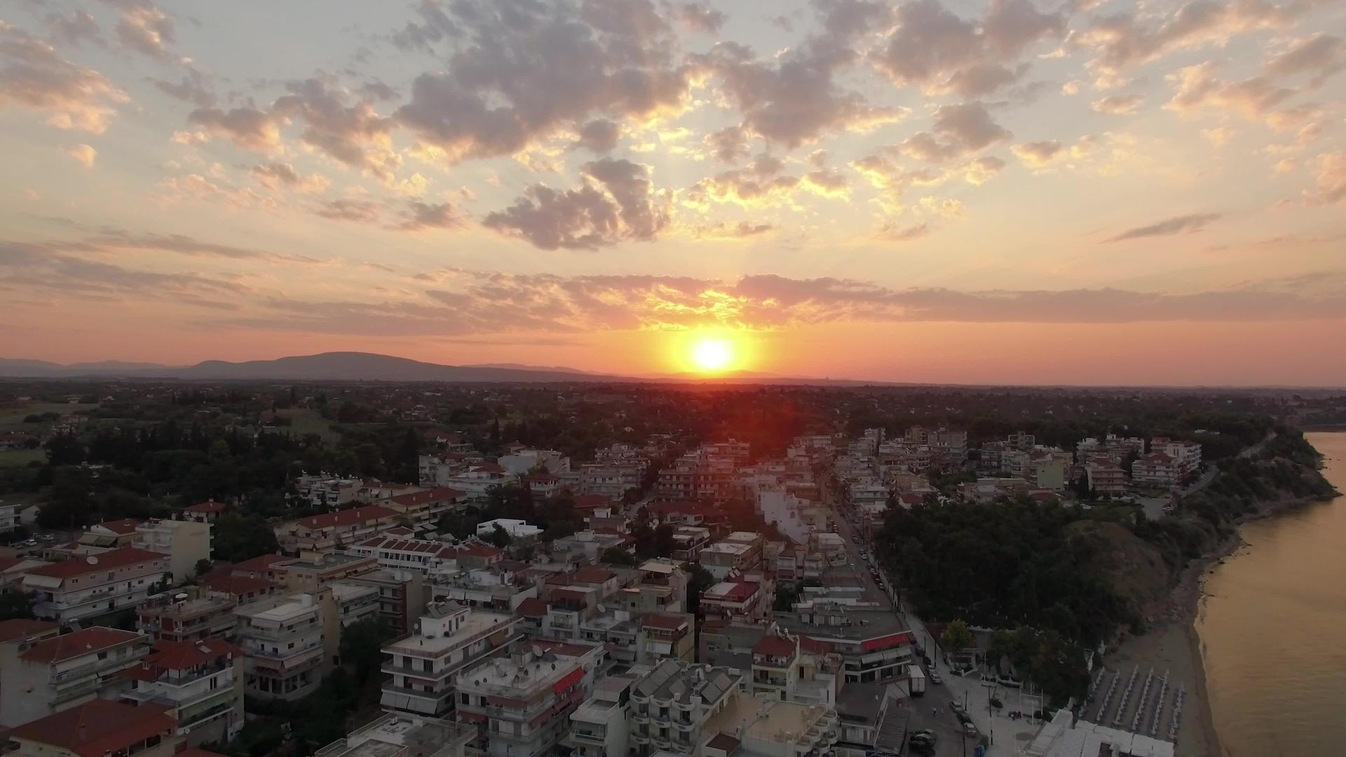 度假镇和海日日出时空Kallikratia格雷斯视频的预览图