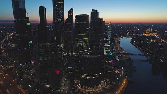 无人飞机在空中观察城市的黎明景观视频的预览图