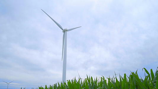 风力涡轮机对天风力发电机对云空多莉射击视频的预览图