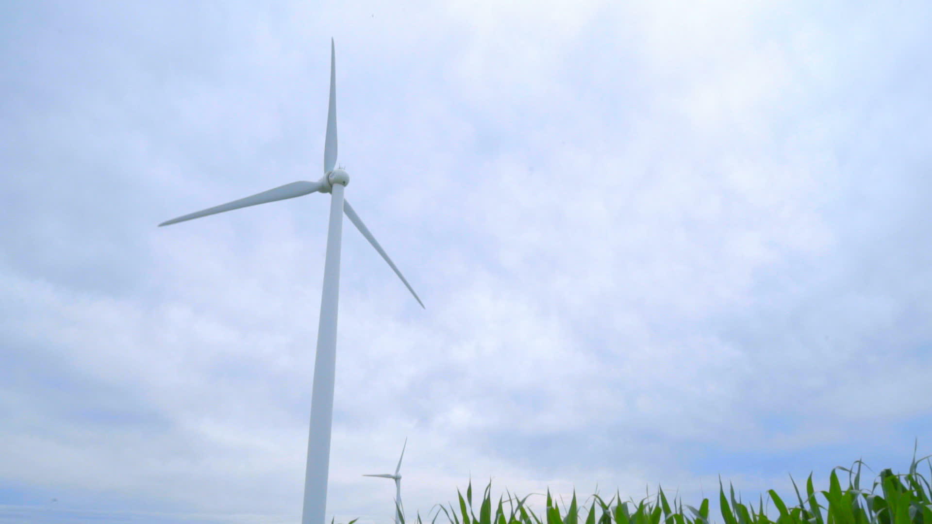 风力发电机对抗云天风力涡轮机对抗天空视频的预览图