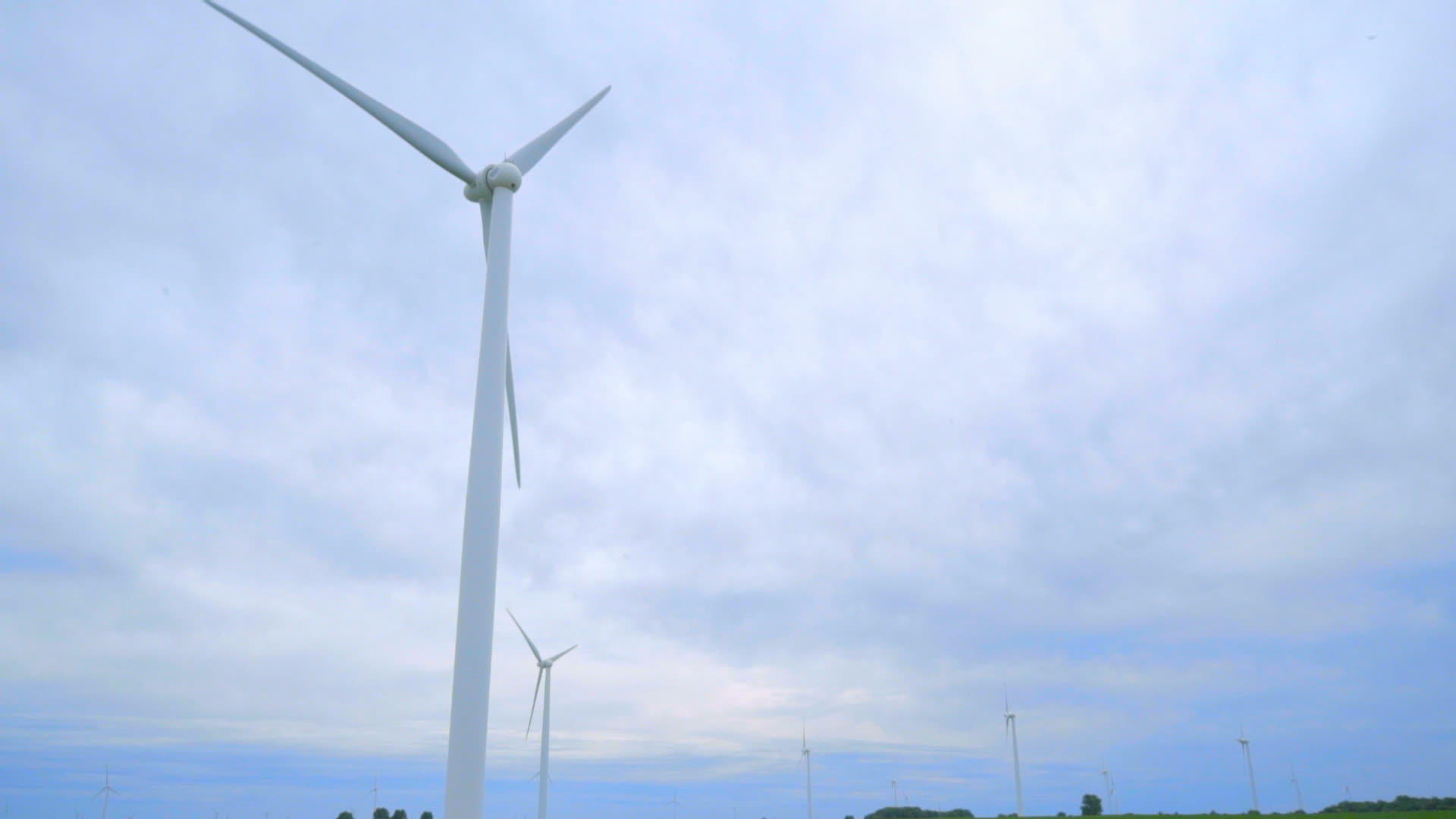 多云天气下的风力发电机绿地上的风力发电机视频的预览图