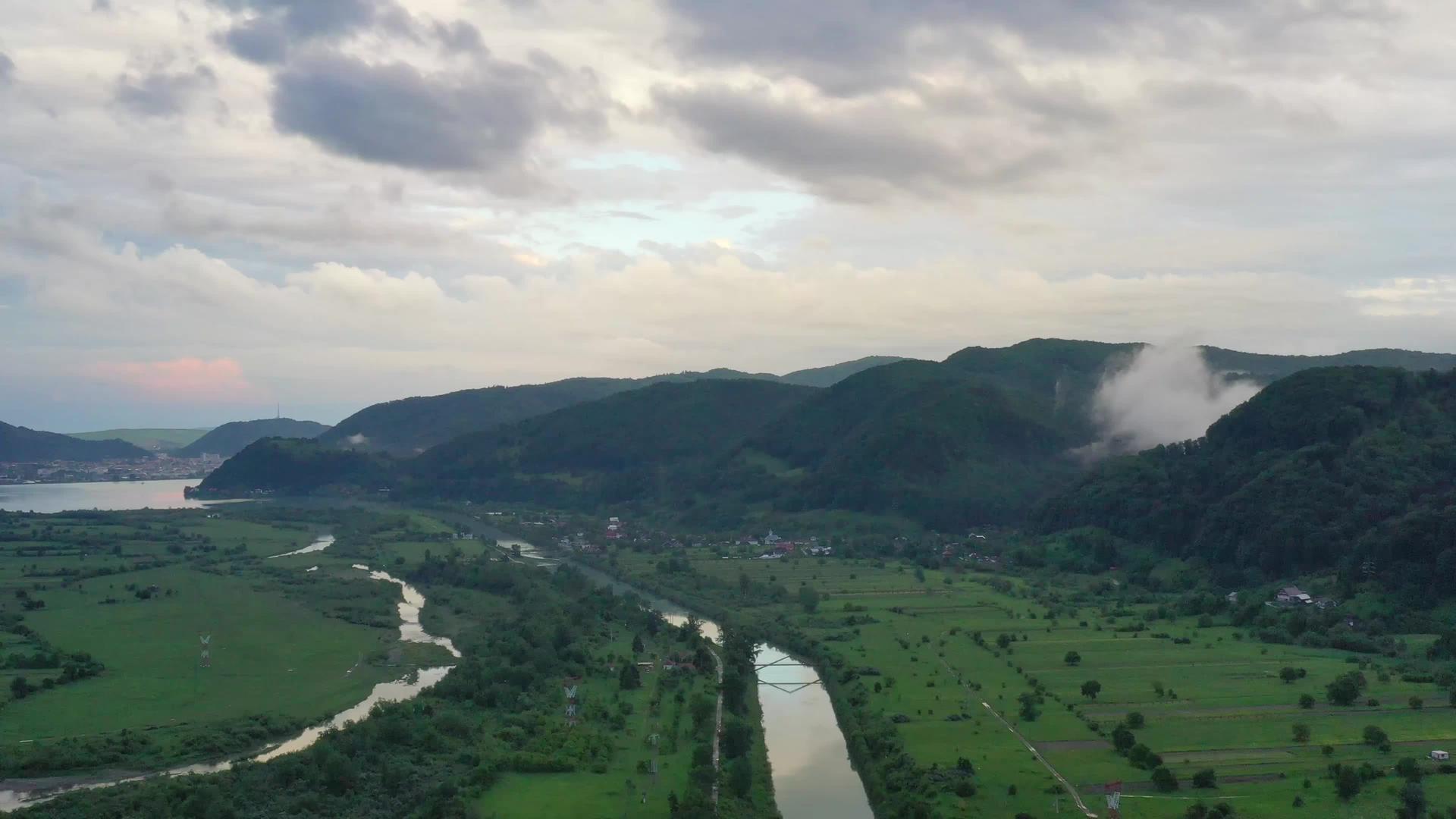 沿河飞行罗马喀尔巴阡山脉人口密集山谷夏季景观视频的预览图