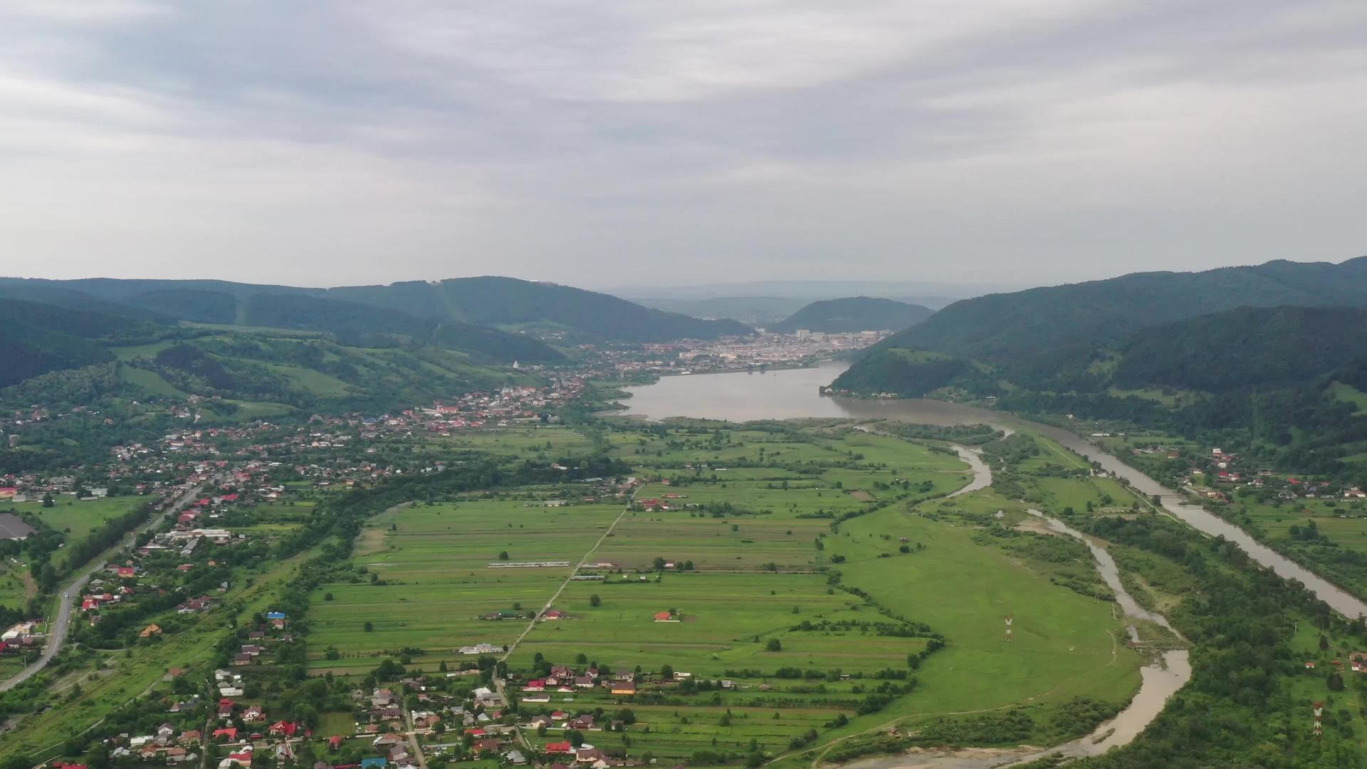 雨后它飞越罗马喀尔巴阡山村和罗马尼亚峡谷的农田视频的预览图