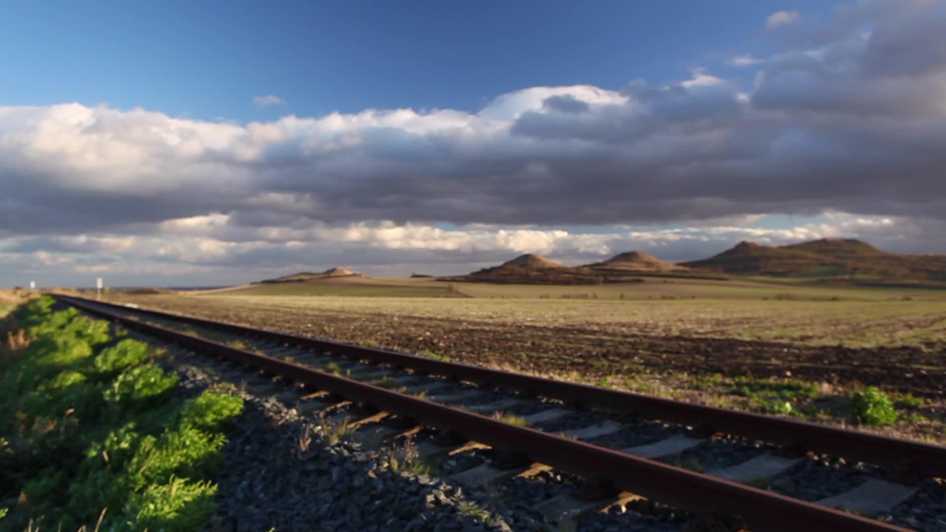 日落时的单轨铁路视频的预览图