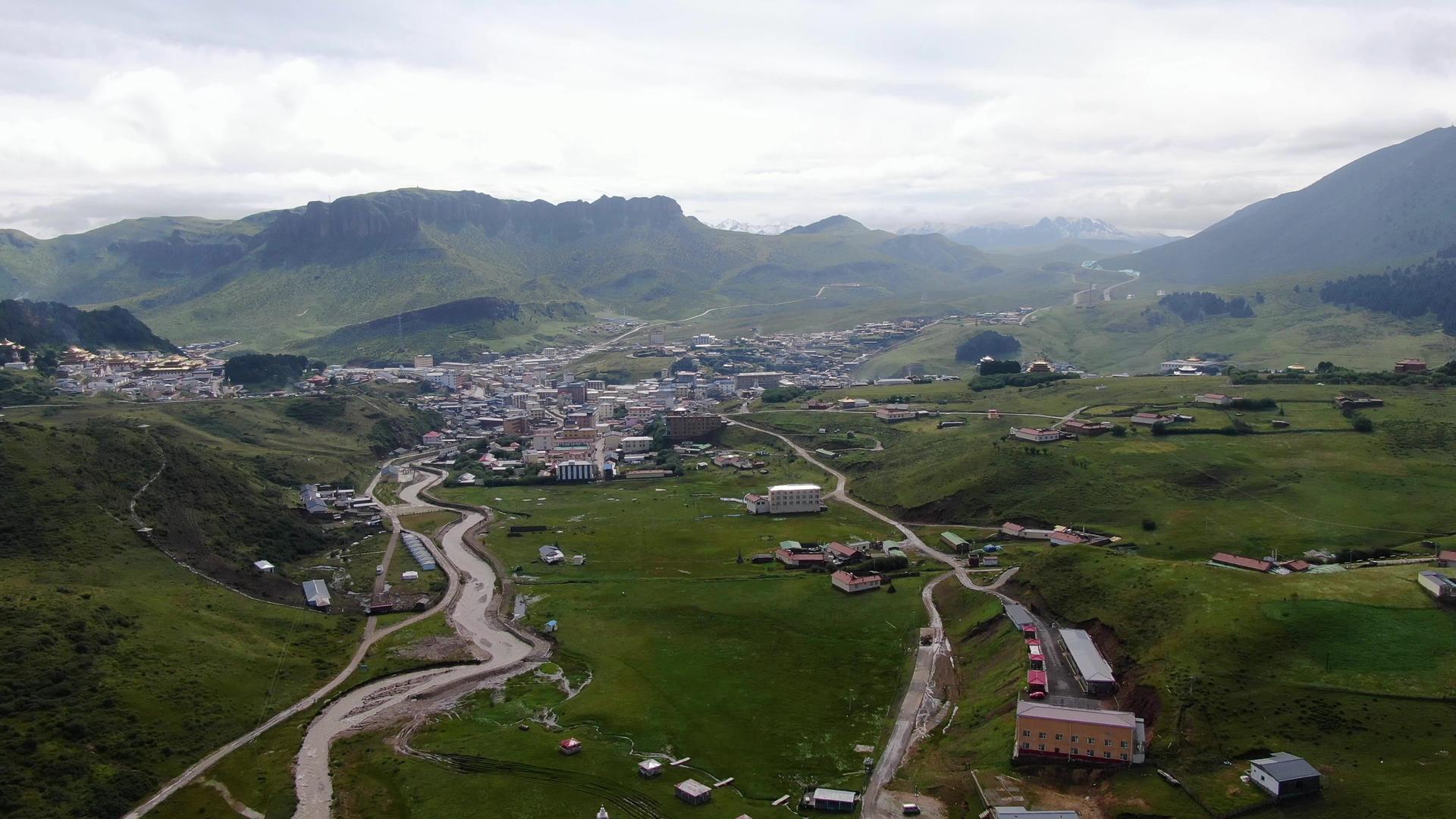 航拍甘南藏族自治州碌曲县全景视频的预览图