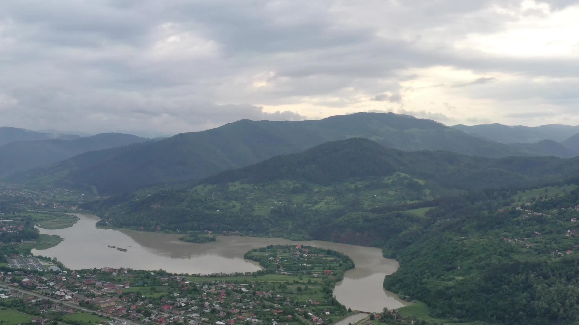 雨后无人驾驶飞机在夏季村庄罗马尼亚河谷上空飞行Britrita视频的预览图