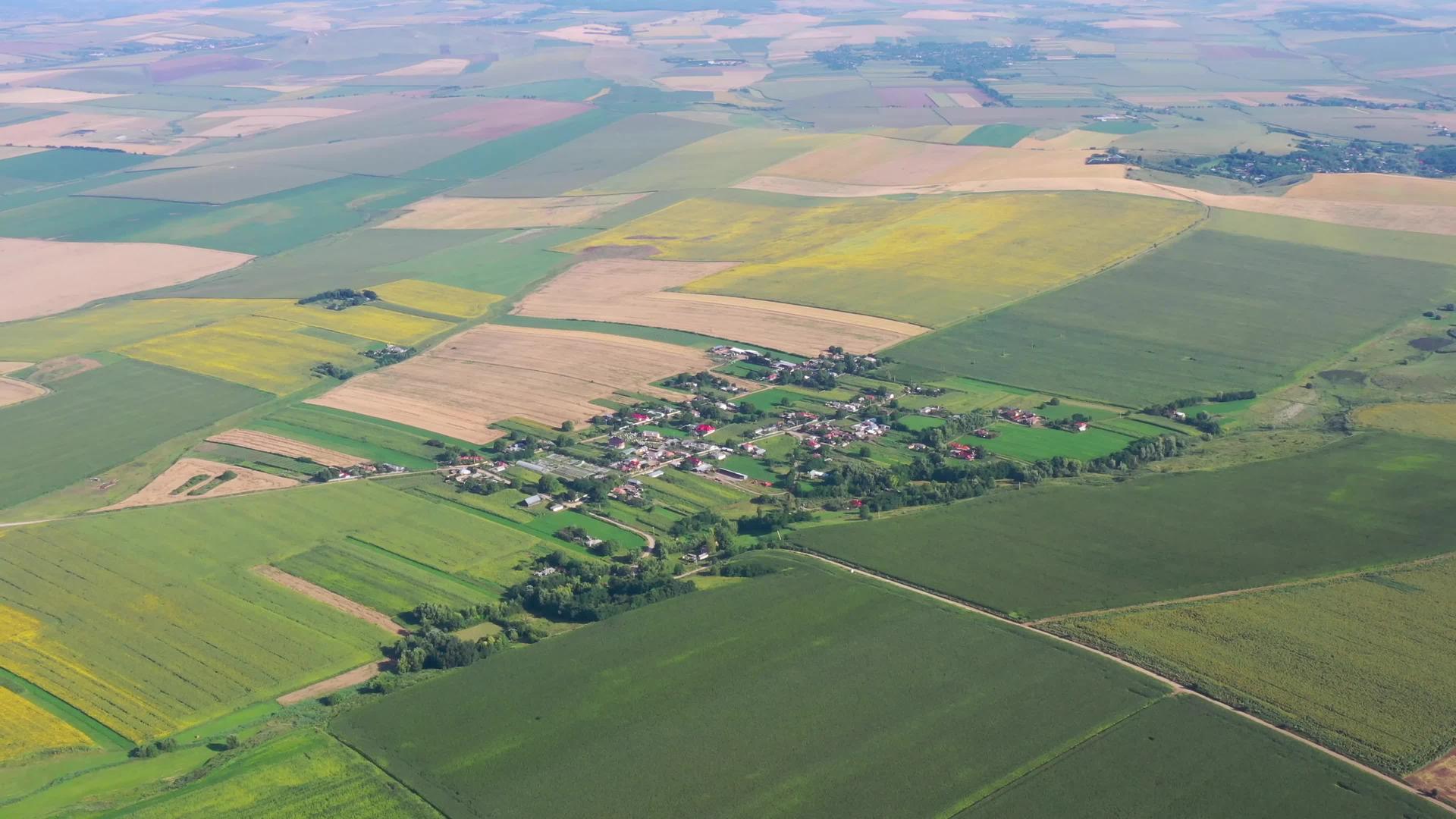 夏季乡村景观村和夏季田野的空中景象视频的预览图