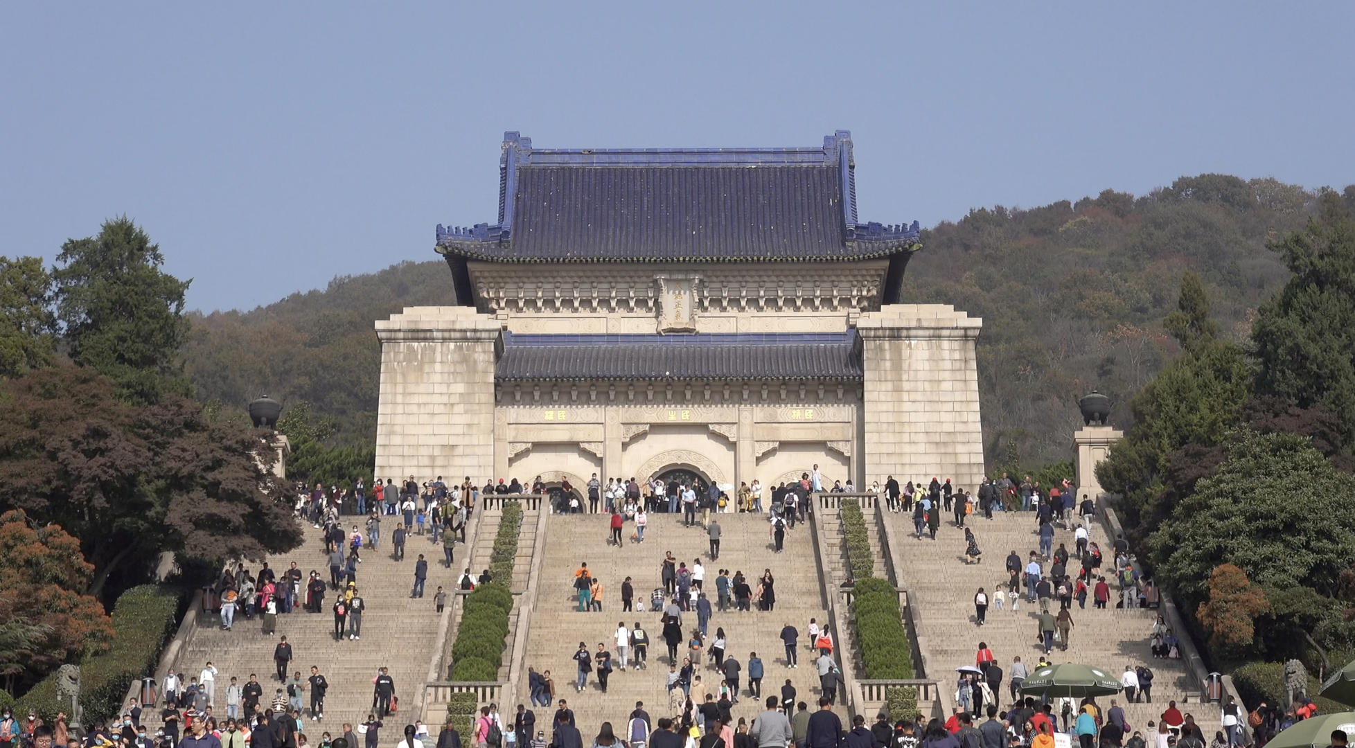 南京中山陵周末游人如织视频的预览图