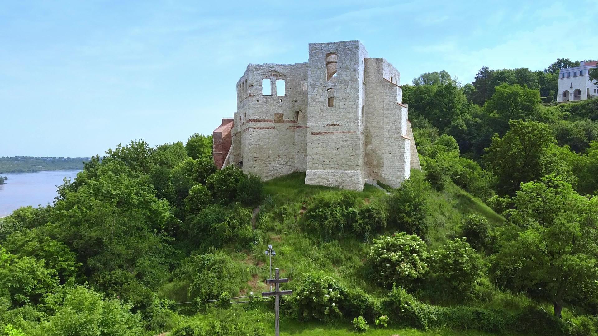 在绿山上拍摄历史建筑的缩影视频的预览图