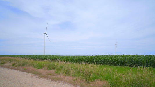 建造风力涡轮机：工业技术替代能源生产视频的预览图