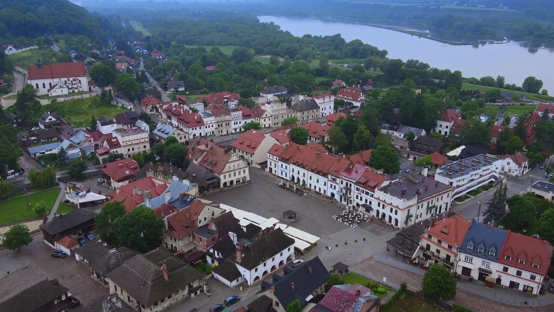 波兰卡兹米日多尔尼市中心的空中视频视频的预览图