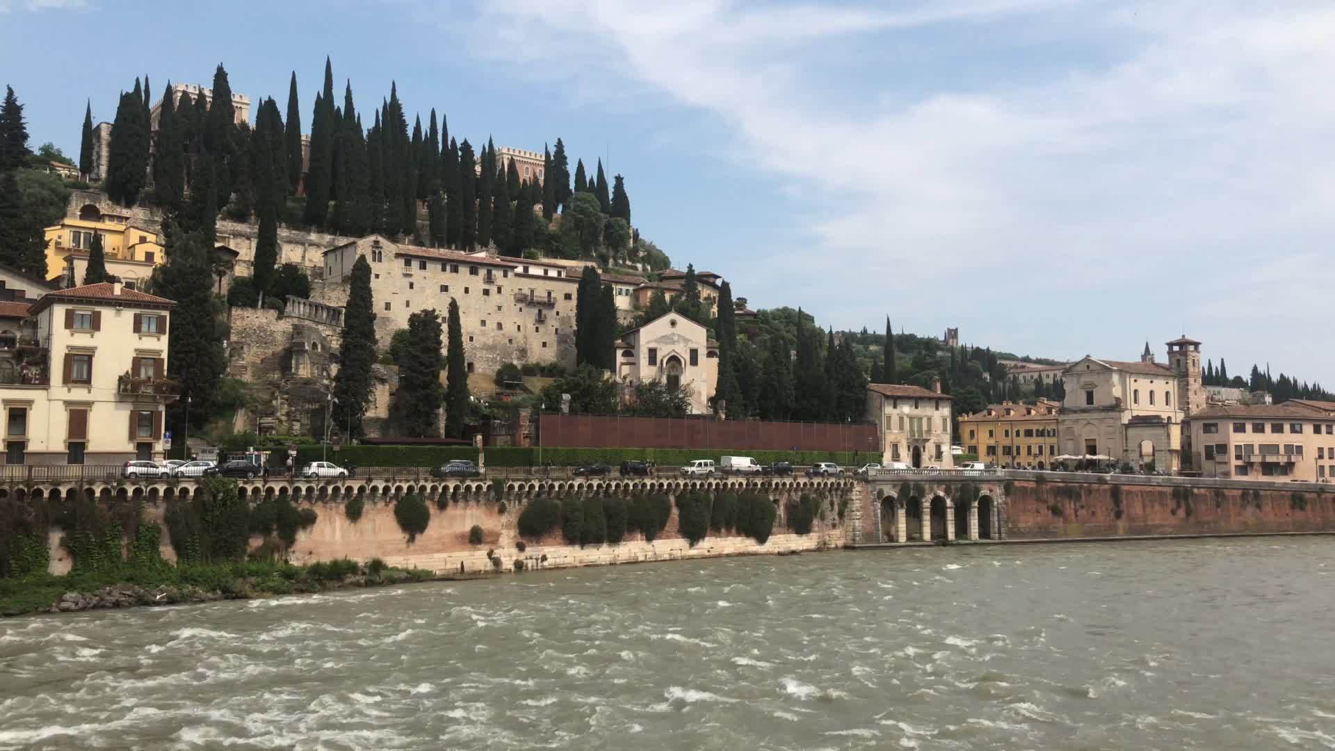河流景象穿过维罗纳的房屋和历史建筑Perona视频的预览图