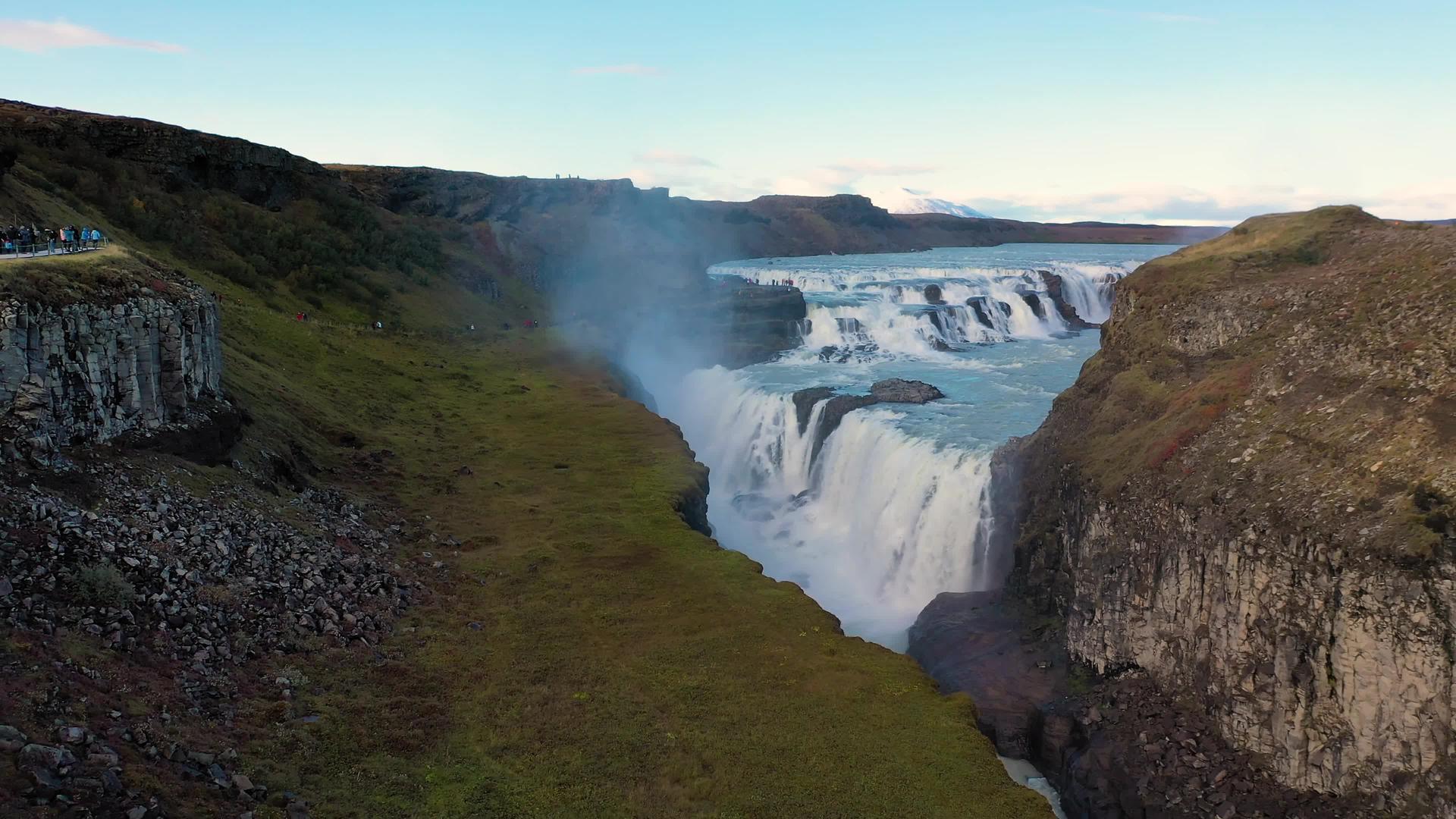 海沟瀑布飞向西南冰原的浮河视频的预览图