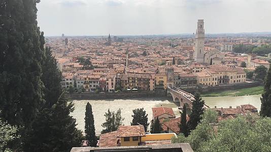 穿过意大利河Verona房屋和历史建筑时看到的视频的预览图