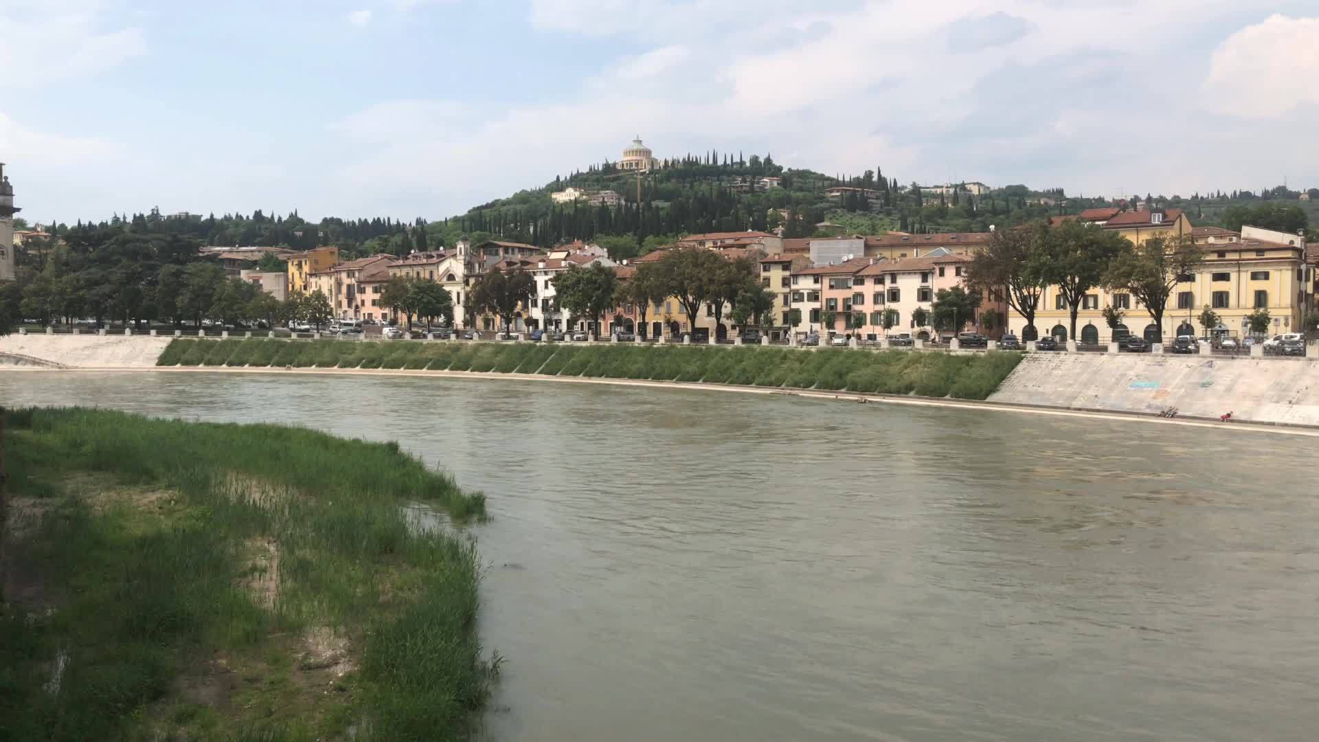 意大利河的房屋和历史建筑视频的预览图