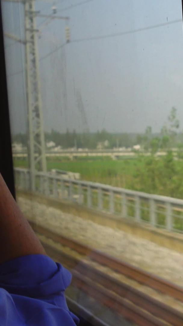 高速列车上看窗外风景的人物素材视频的预览图