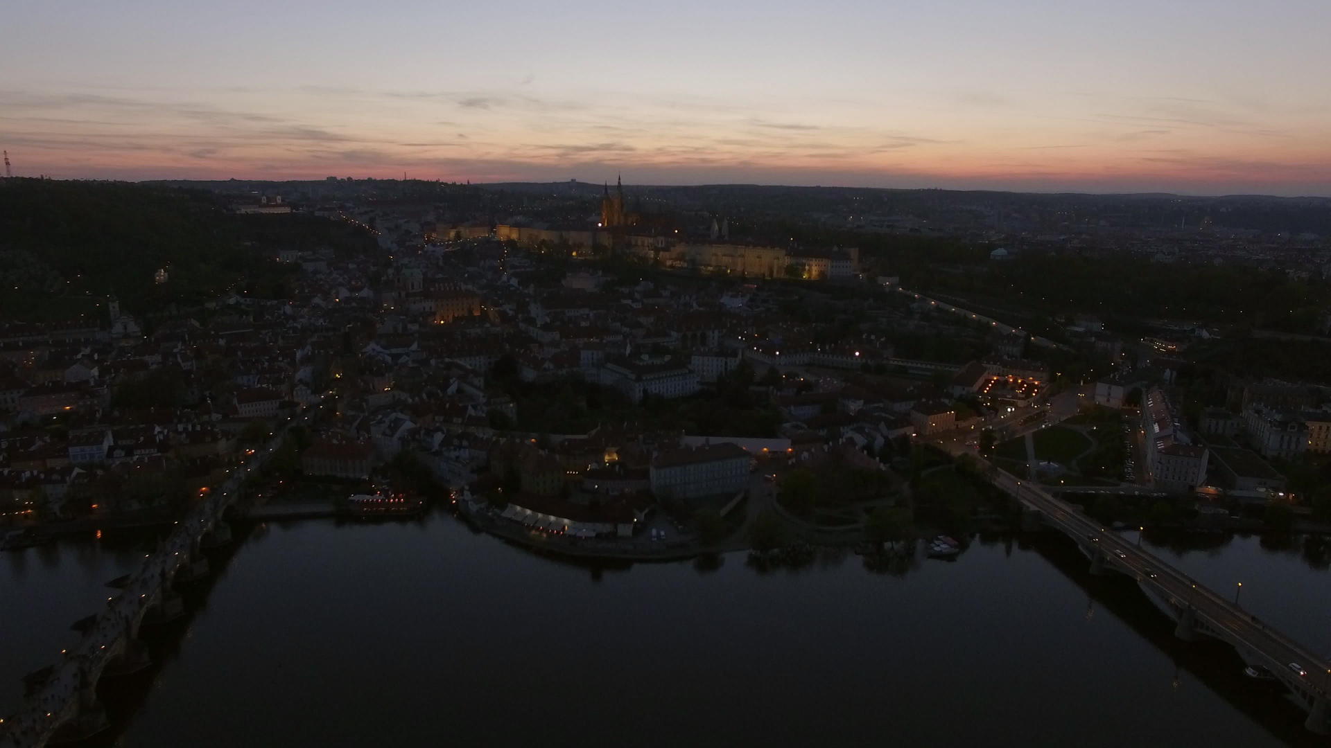 CzechRepublic观察伏尔塔瓦河沿岸的空气视频的预览图