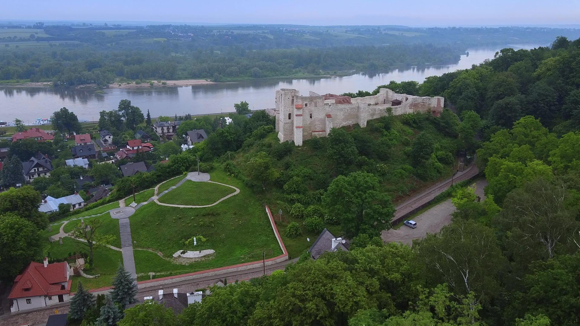 卡齐米日·波兰河的历史建筑和空中全景视频的预览图