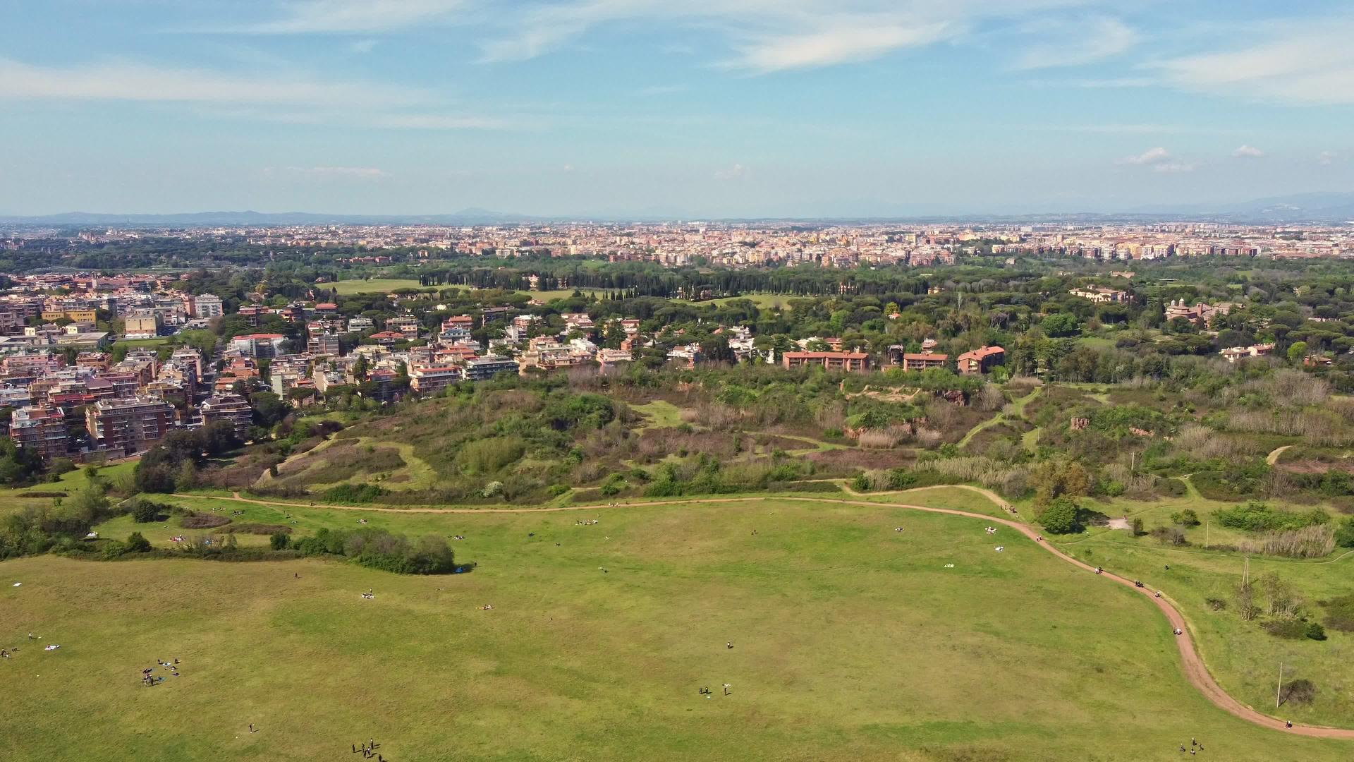 国庆25日期间意大利罗马公园的空中景象是由于视频的预览图