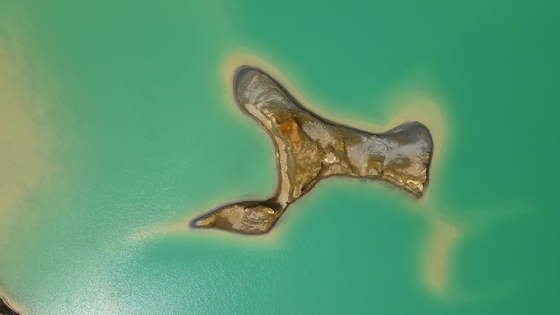 从上面看在美丽的绿松石海海背景下无人居住的岛屿相机视频的预览图