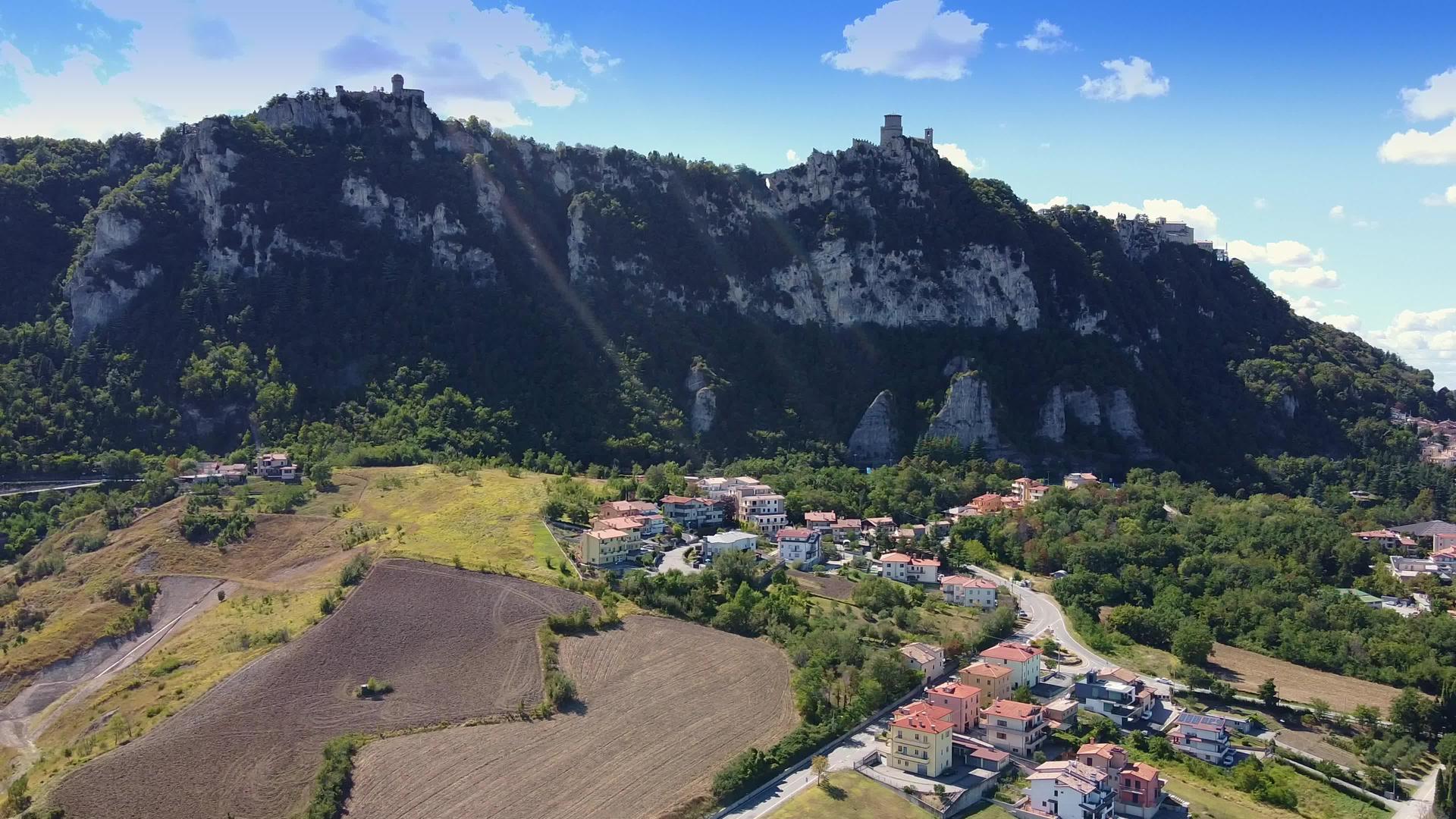 圣马里诺美丽的建筑农业山脉和森林视频的预览图