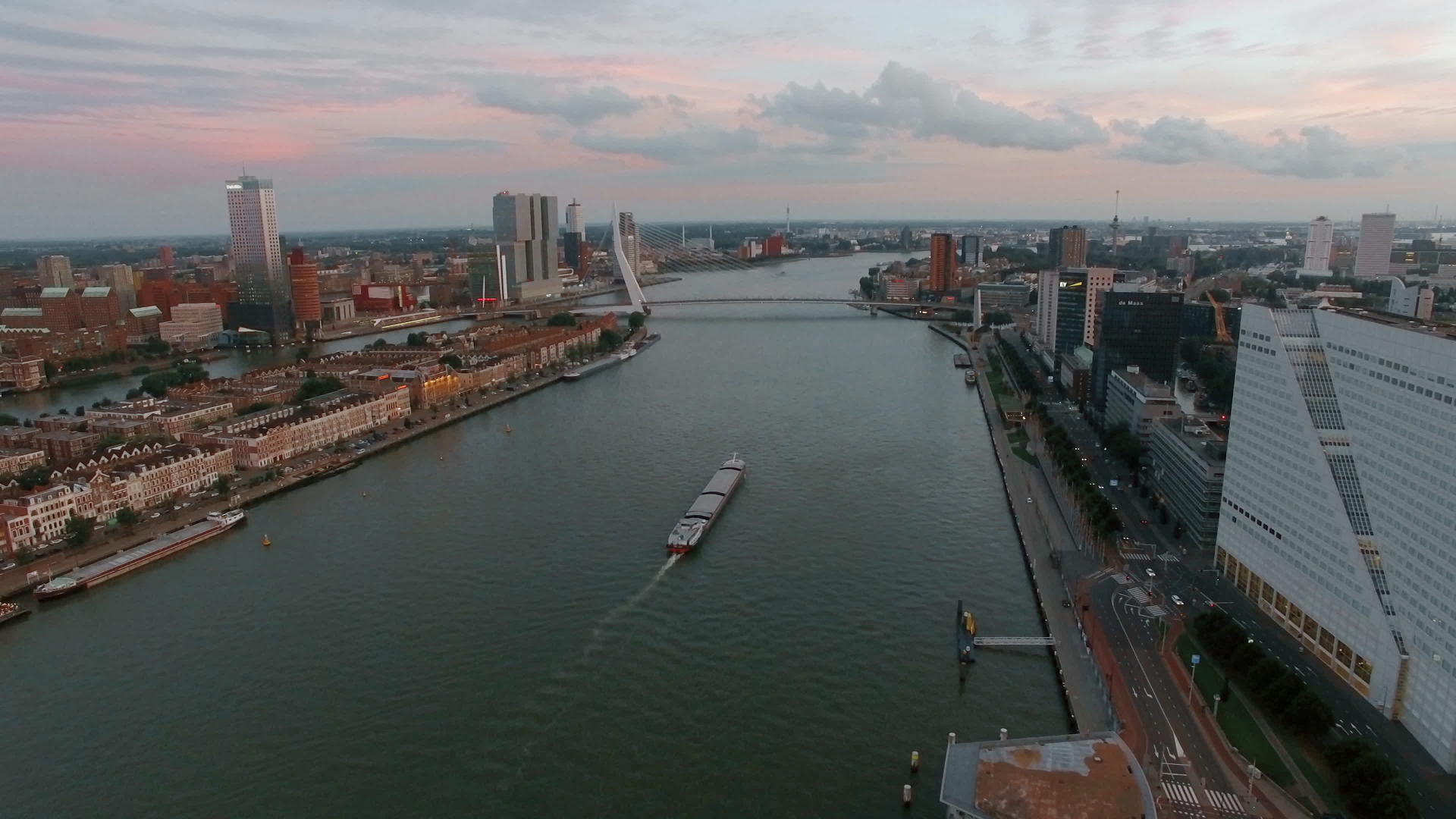 旋转城市景观与河流相交视频的预览图