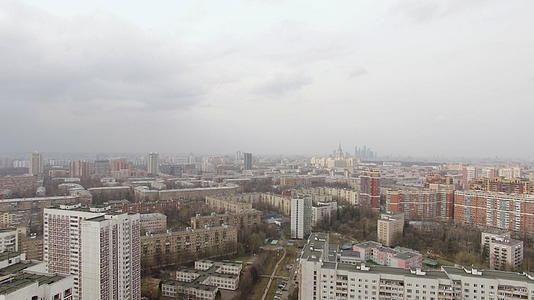 从空中俯瞰莫斯科莫斯科国立大学和莫斯科的一个学区视频的预览图