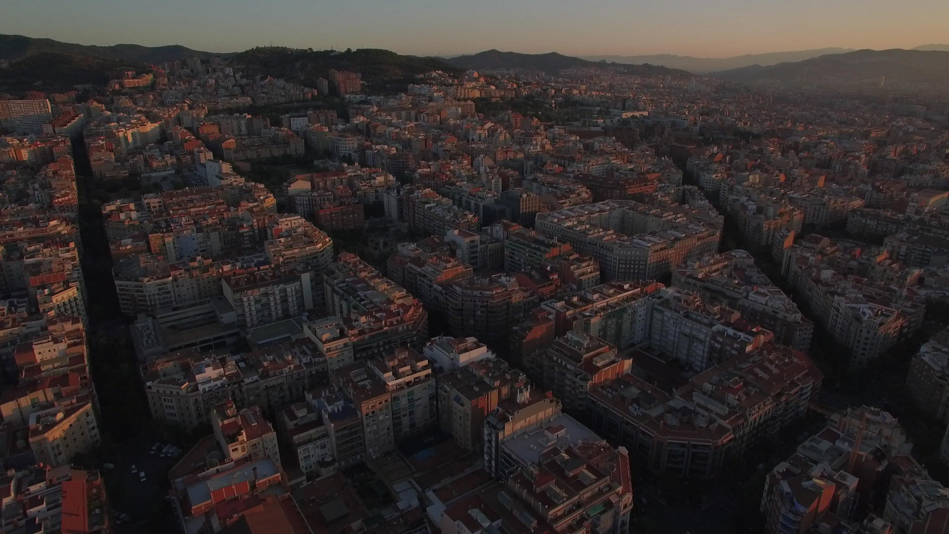 飞越街道和巴塞罗那的房屋视频的预览图