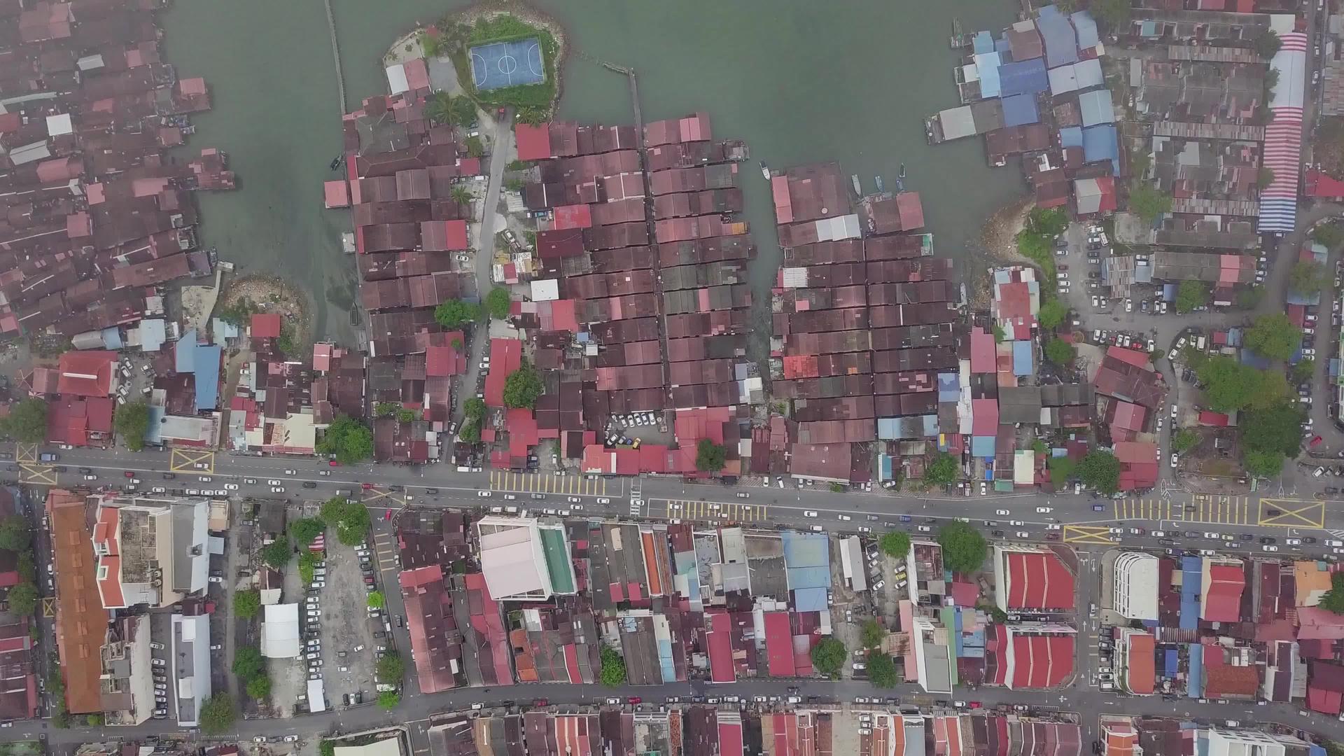 在海岸边的海滨定居点上空飞翔视频的预览图