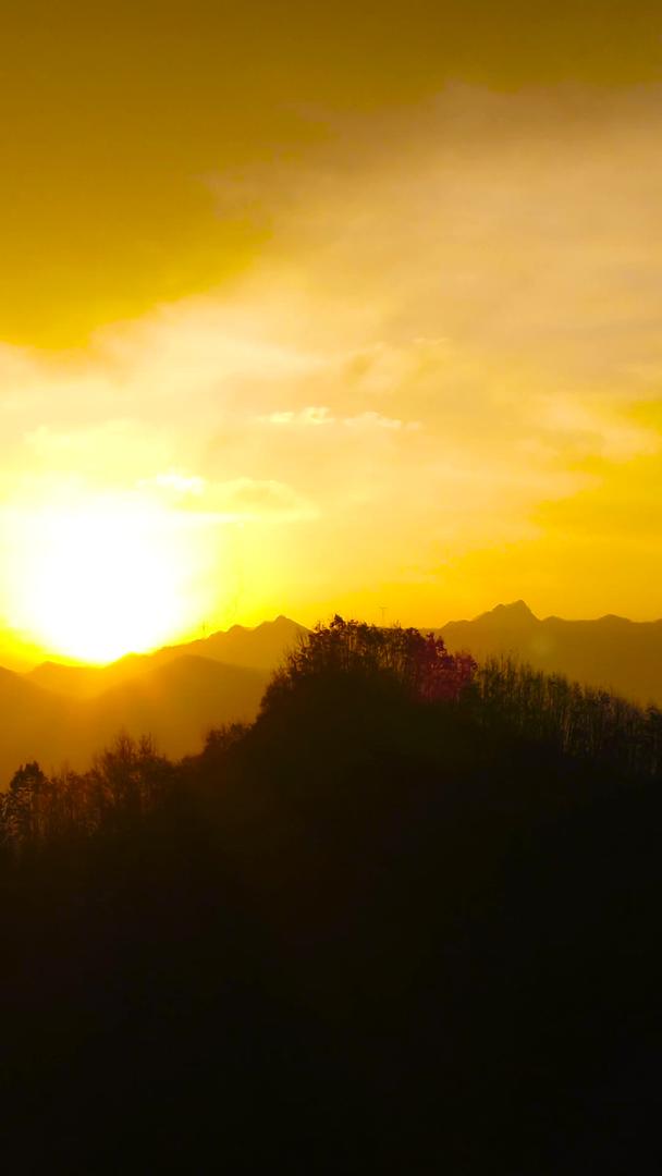 金色的大山日出航拍视频的预览图
