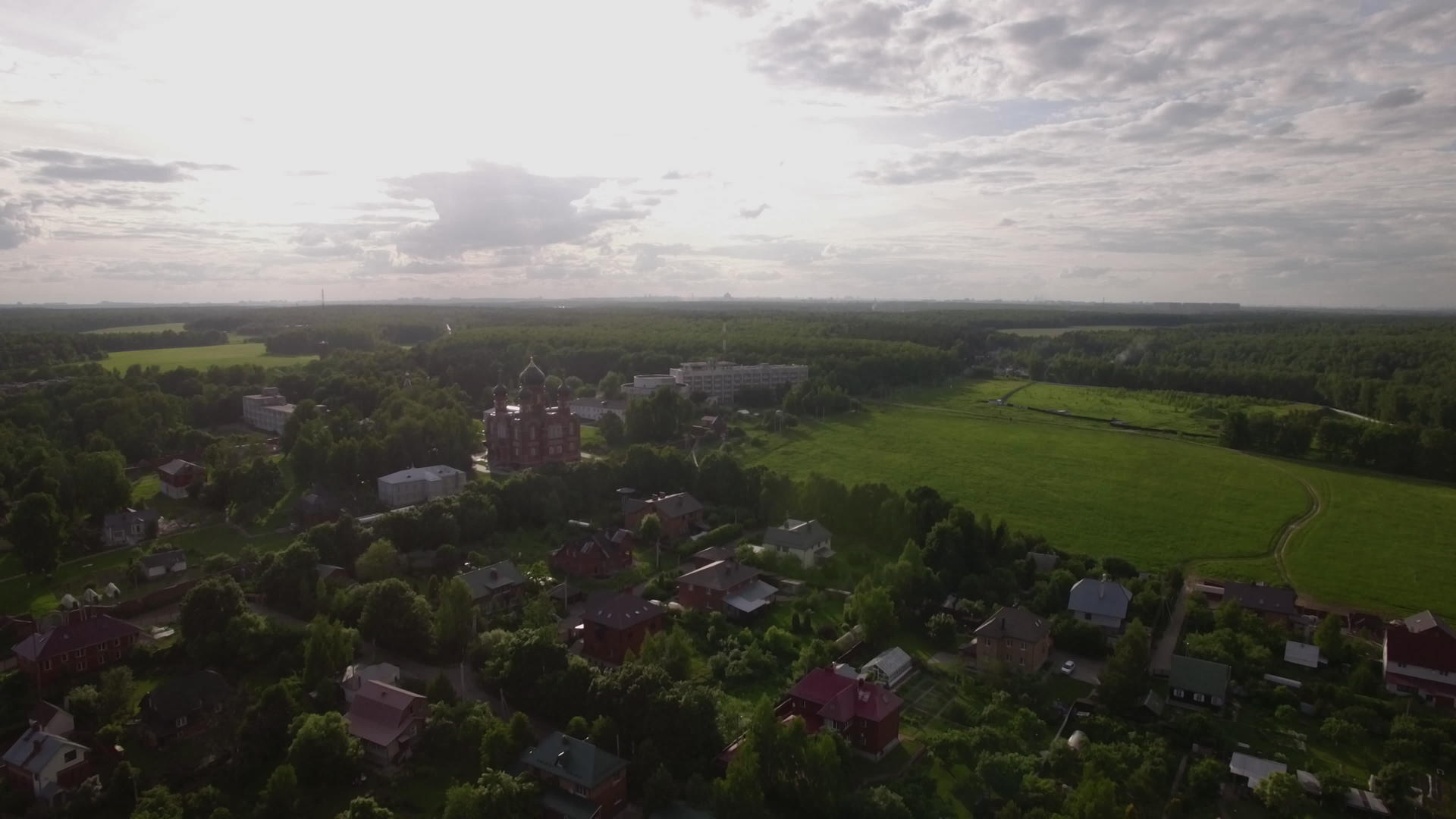 村庄的空中飞行场景在俄罗斯卢基诺带天顶大教堂视频的预览图